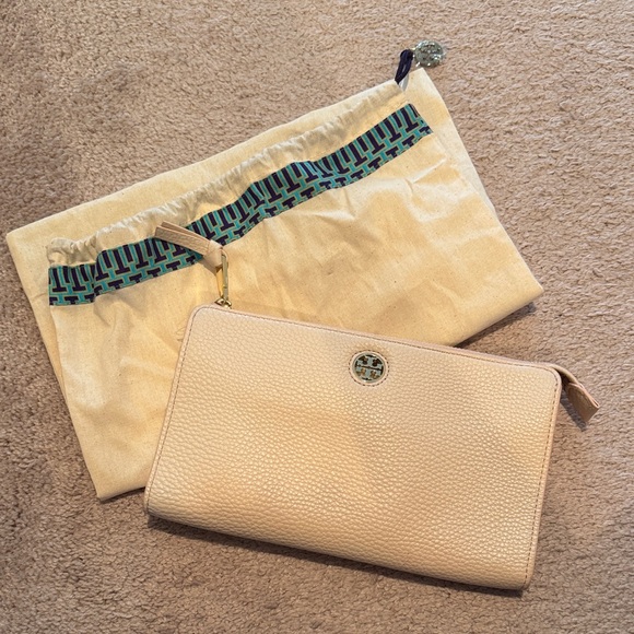 Tory Burch Handbags - Tory Burch Light Tan Clutch